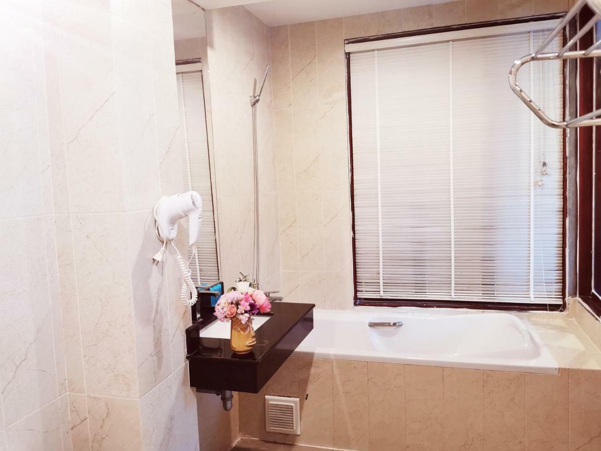 Paksaa Boutique Hotel Patong Bagian luar foto