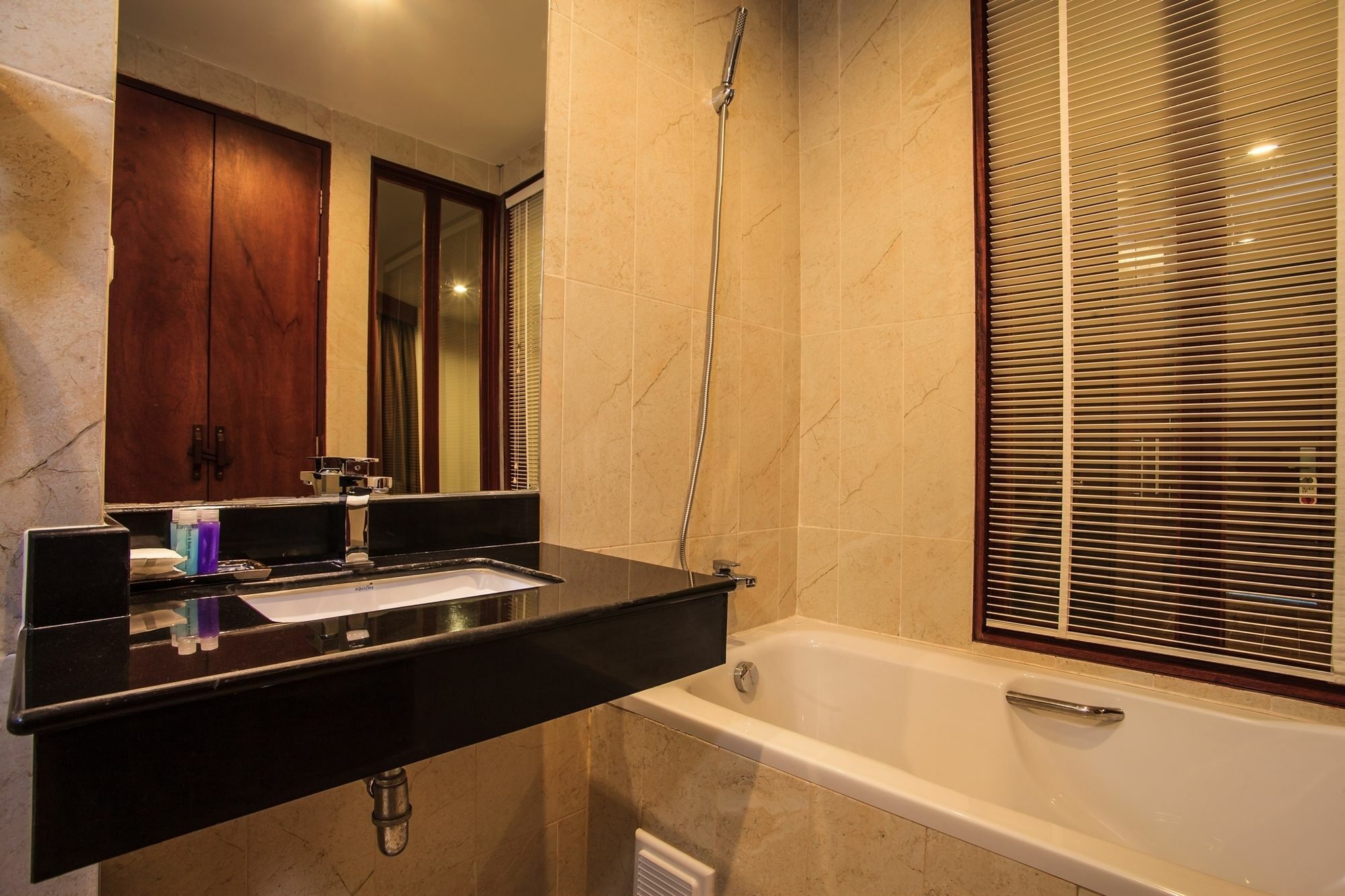 Paksaa Boutique Hotel Patong Bagian luar foto