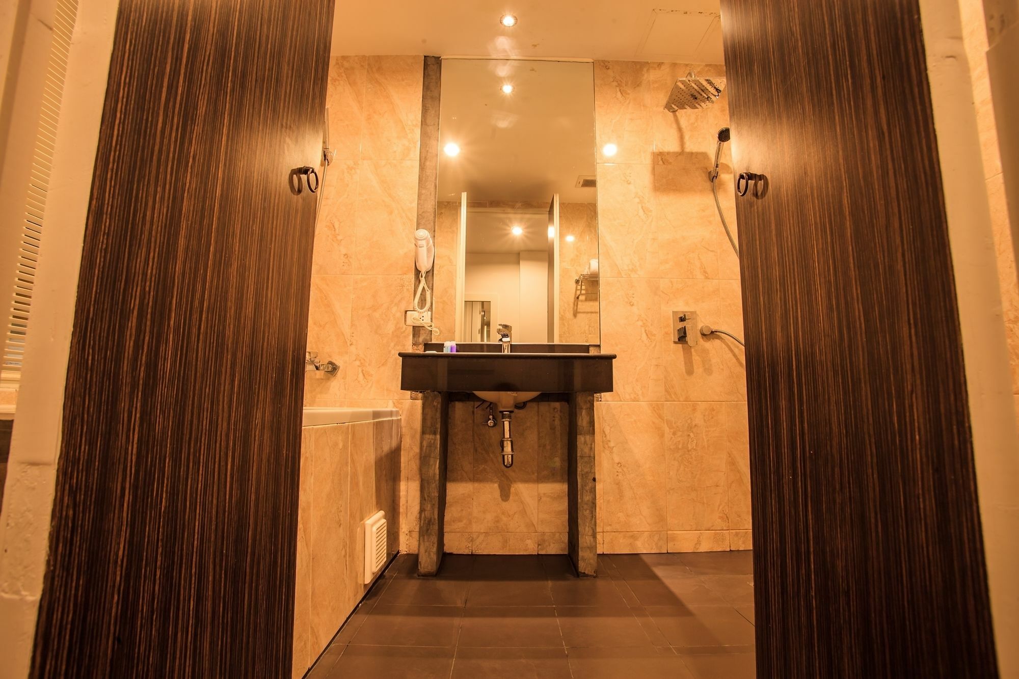 Paksaa Boutique Hotel Patong Bagian luar foto