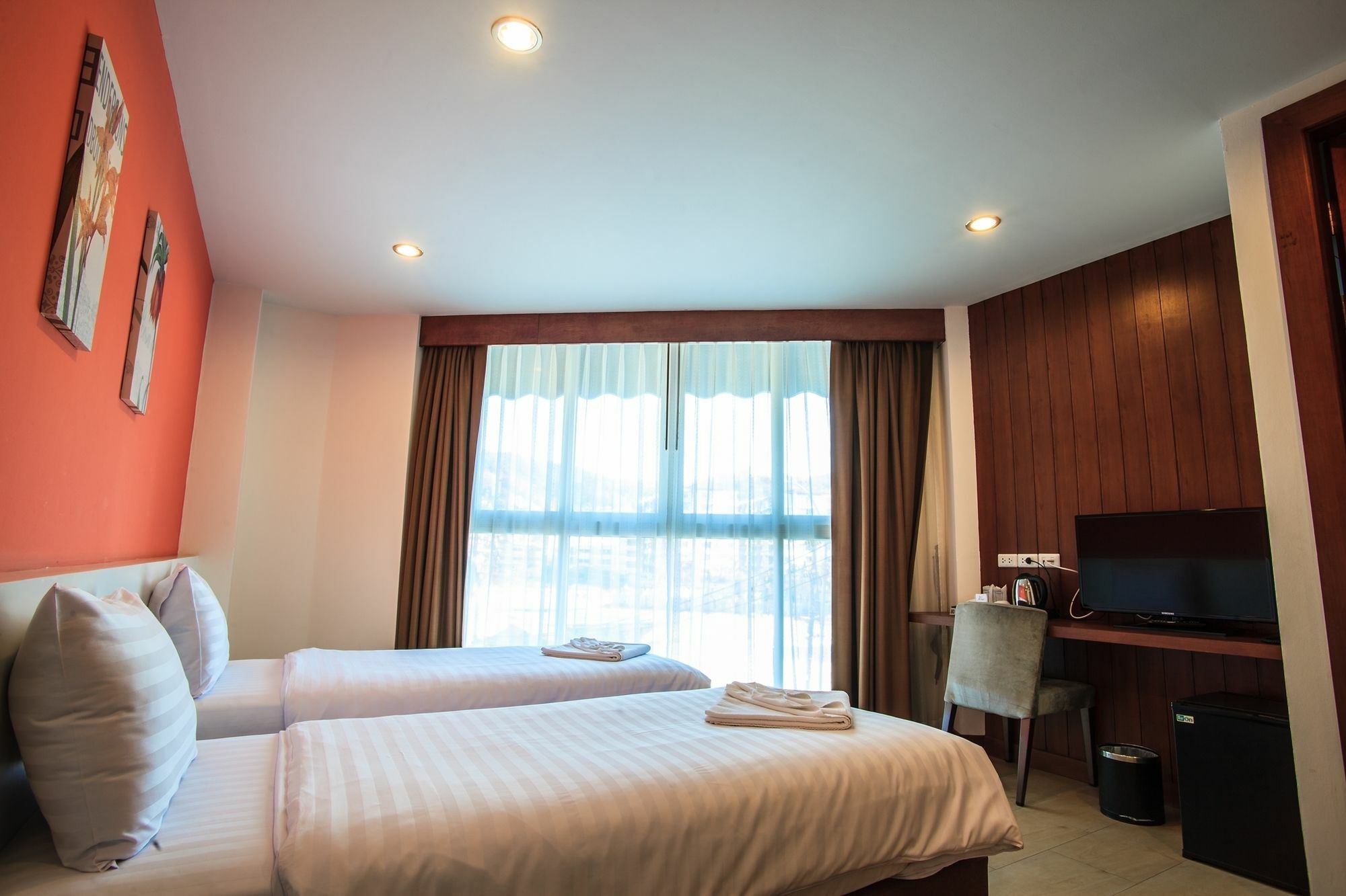 Paksaa Boutique Hotel Patong Bagian luar foto