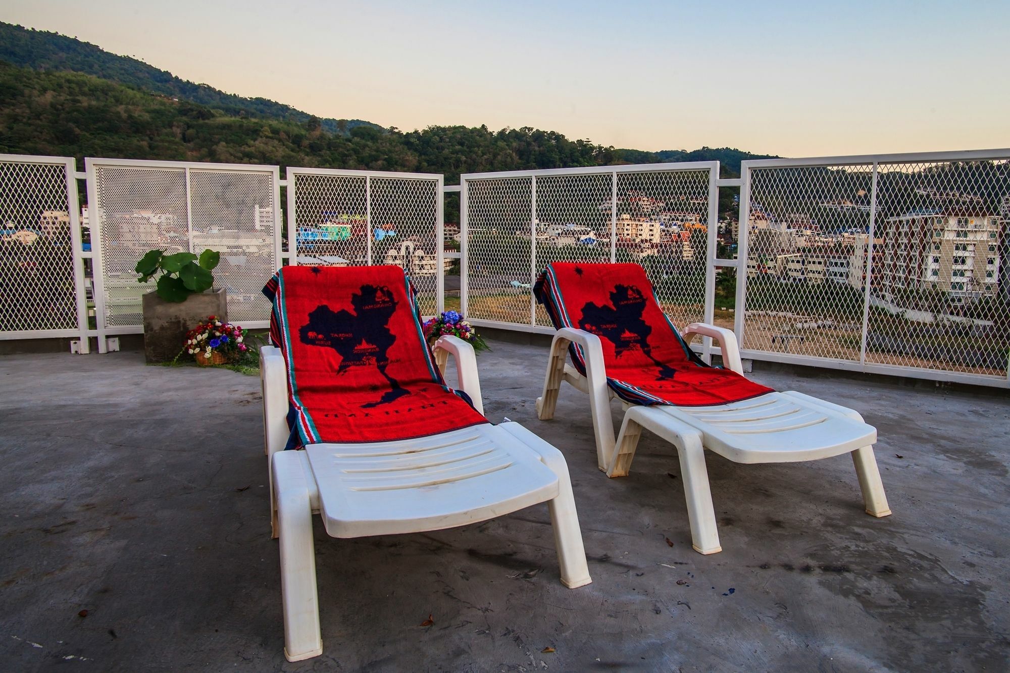 Paksaa Boutique Hotel Patong Bagian luar foto